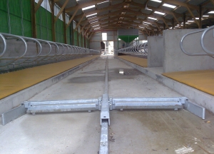 racleur-hydraulique-lisier-rail-amenagement-batiment-elevage